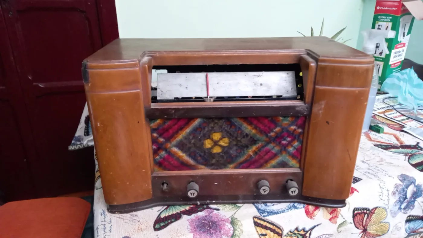 Radio de mesa art déco: antes con la madera opaca, después con el gabinete granate brillante