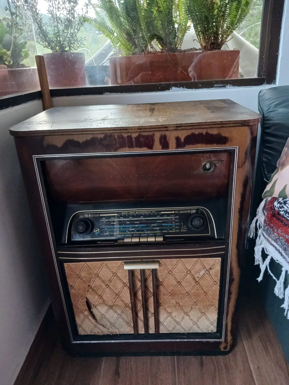 Mueble radiola: antes y después de la restauración