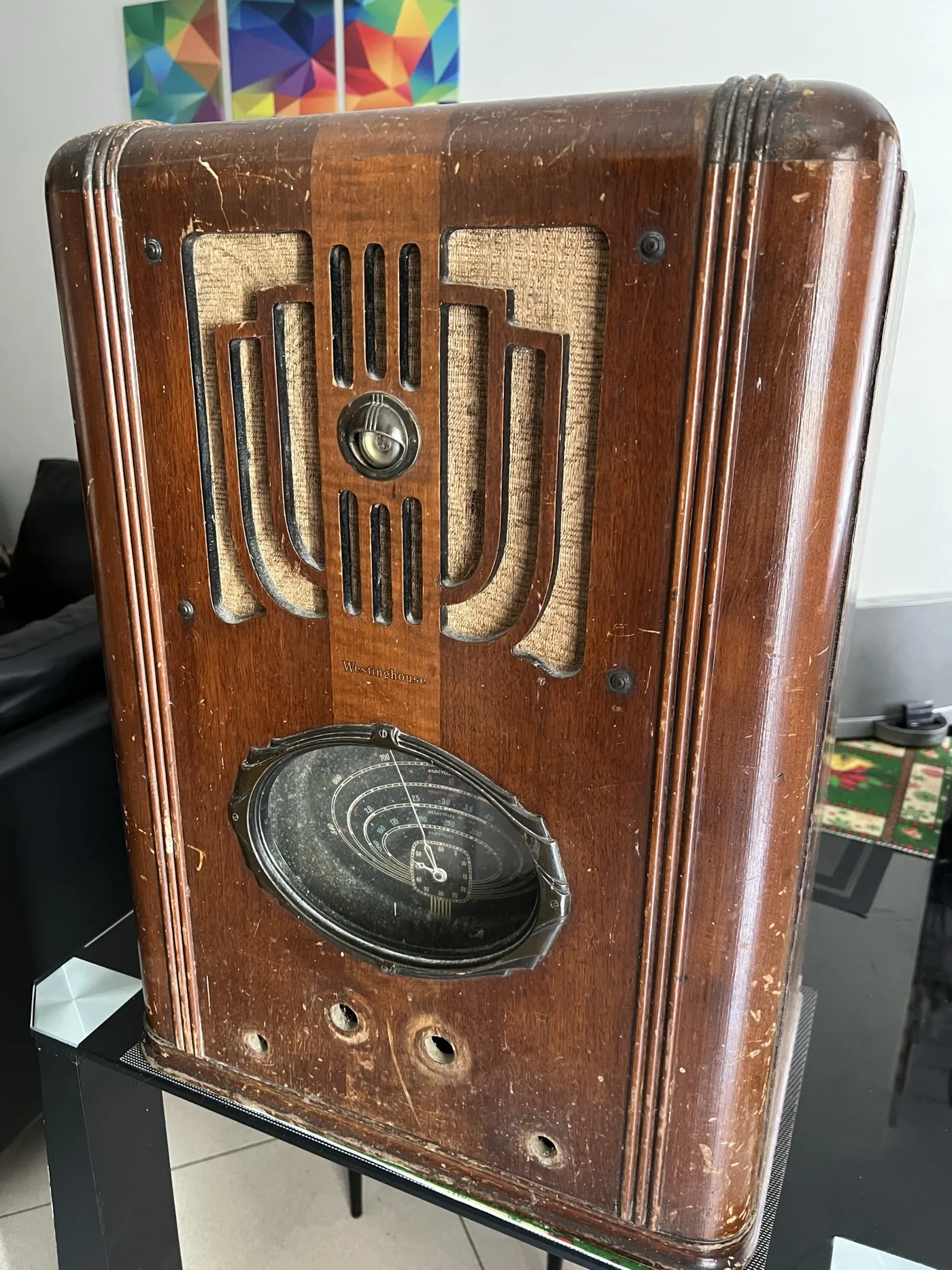 Radio Westinghouse de consola: antes deteriorado, después restaurado