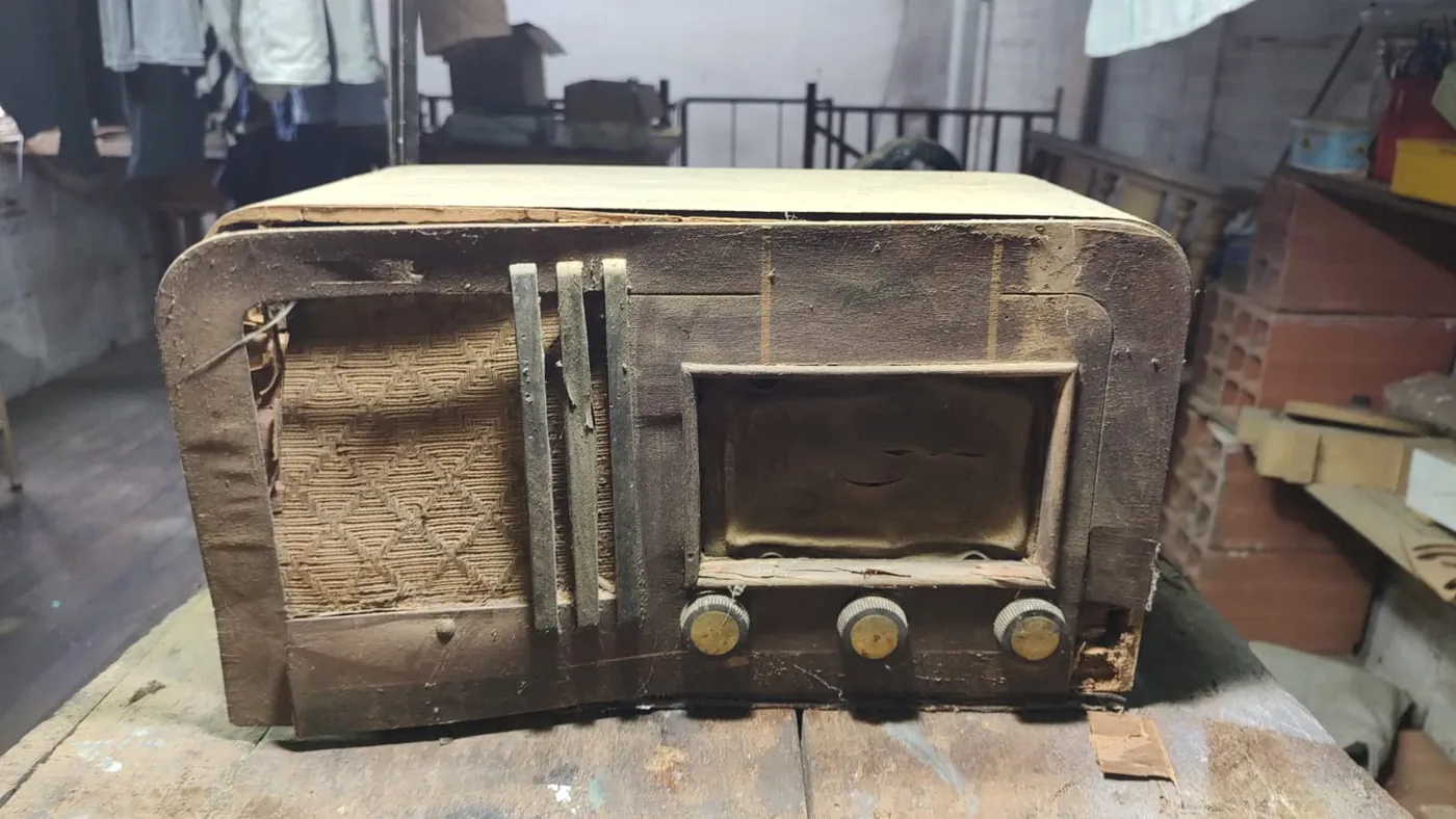 Radio Zenith de mesa: antes con el mueble deteriorado, después restaurado con el dial iluminado