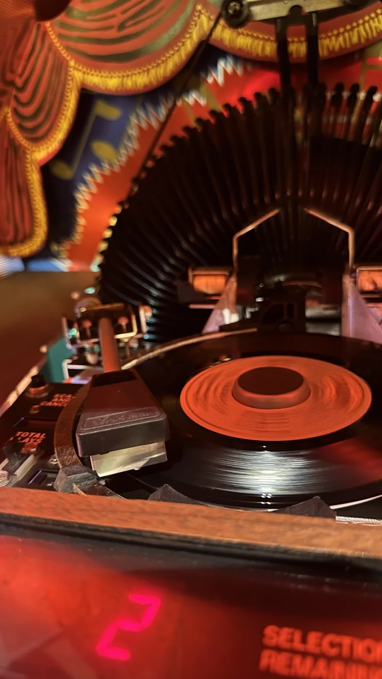Mecanismo de una rockola con un disco de 45 girando