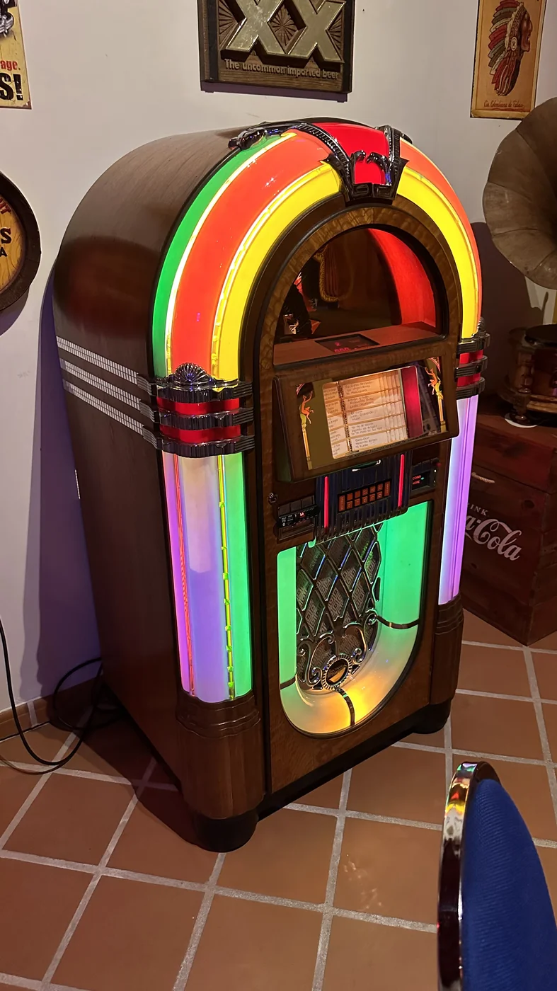 Rockola clásica restaurada con arco de luces multicolor