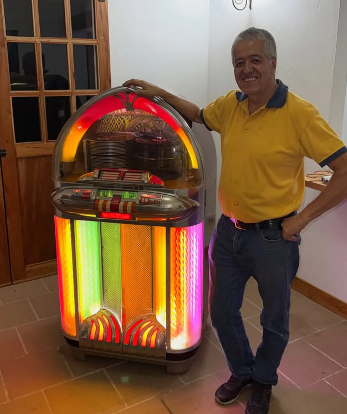 Rockola restaurada por el taller, con el arco de luces encendido
