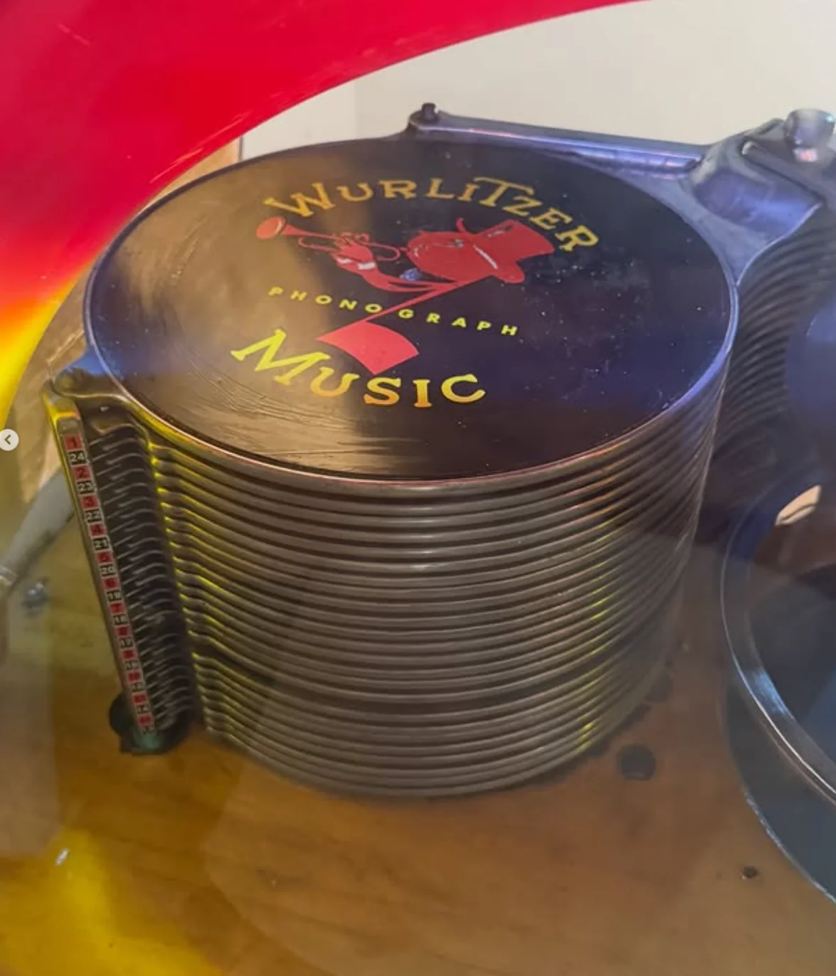 Pila de discos de una rockola Wurlitzer