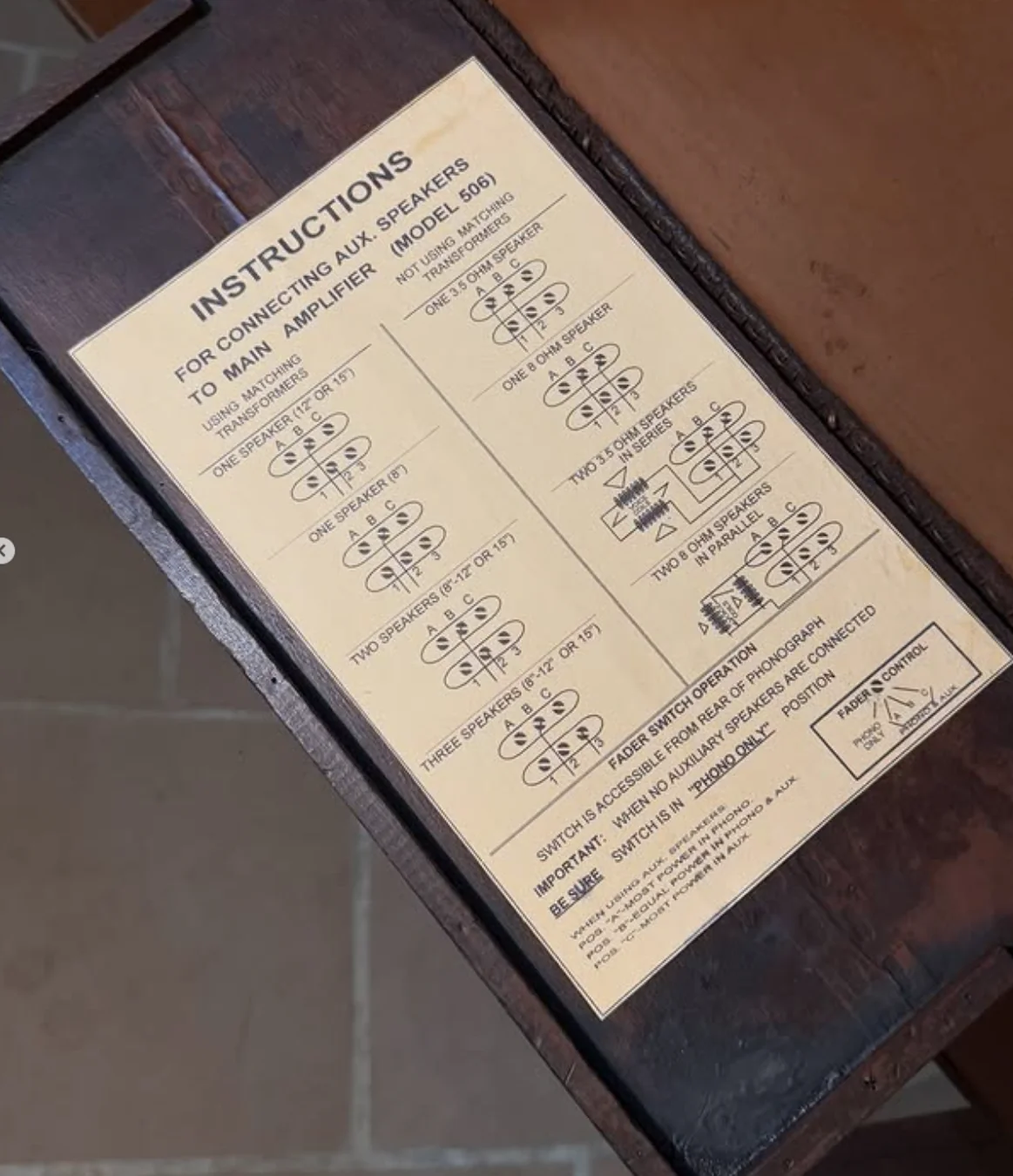 Instrucciones originales conservadas en el mueble de una rockola