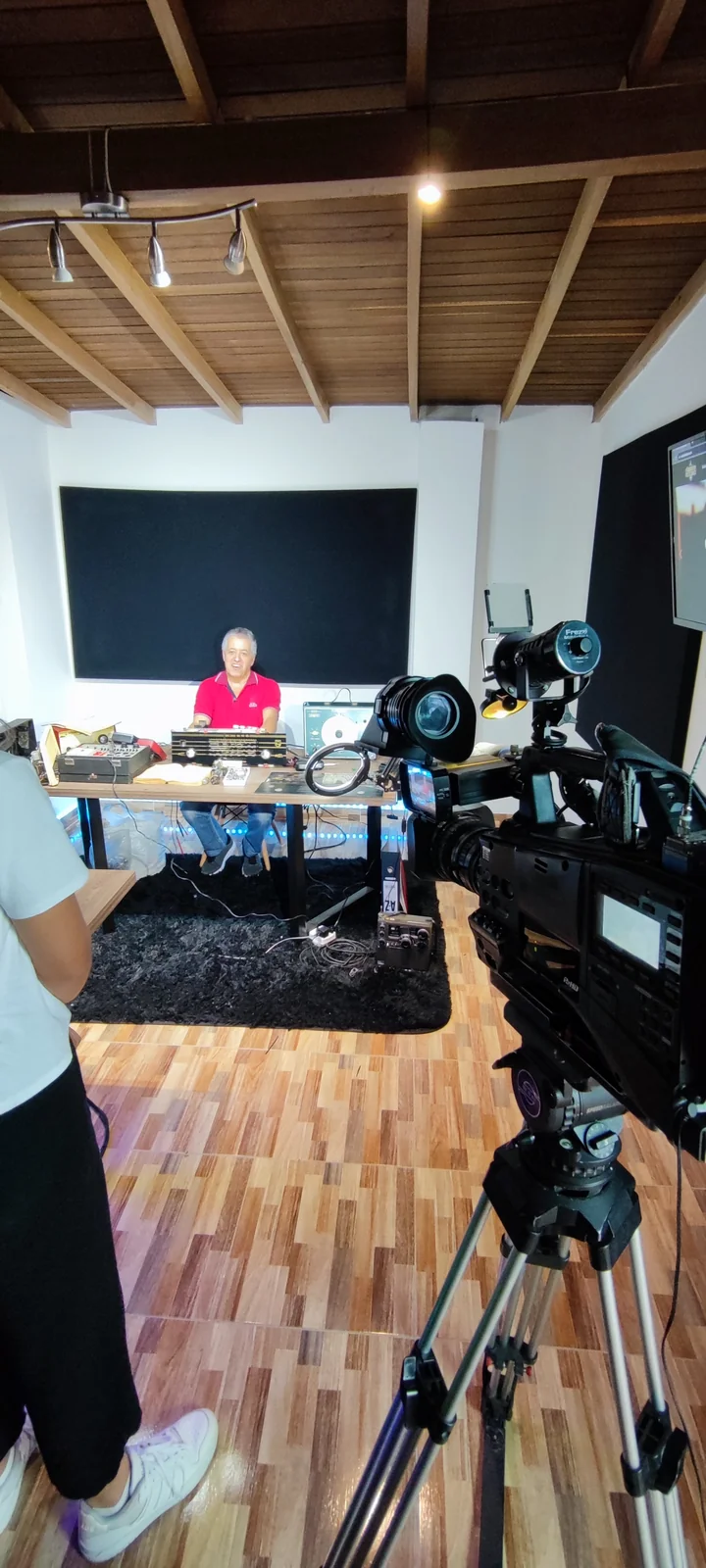 Cámara de RCN grabando a Gonzalo en el taller
