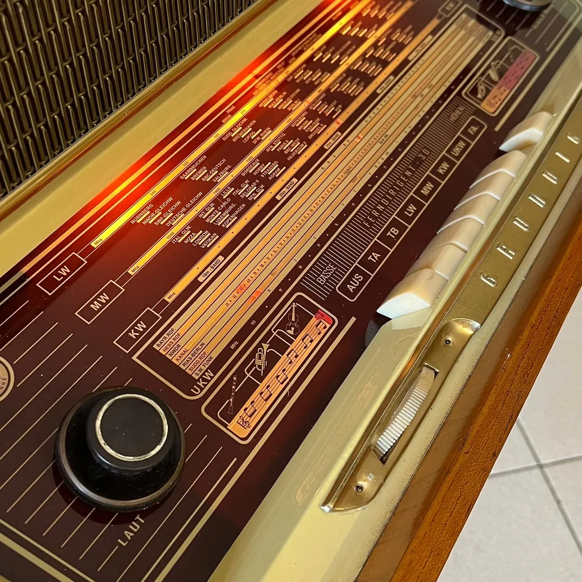 Dial Grundig iluminado tras la restauración