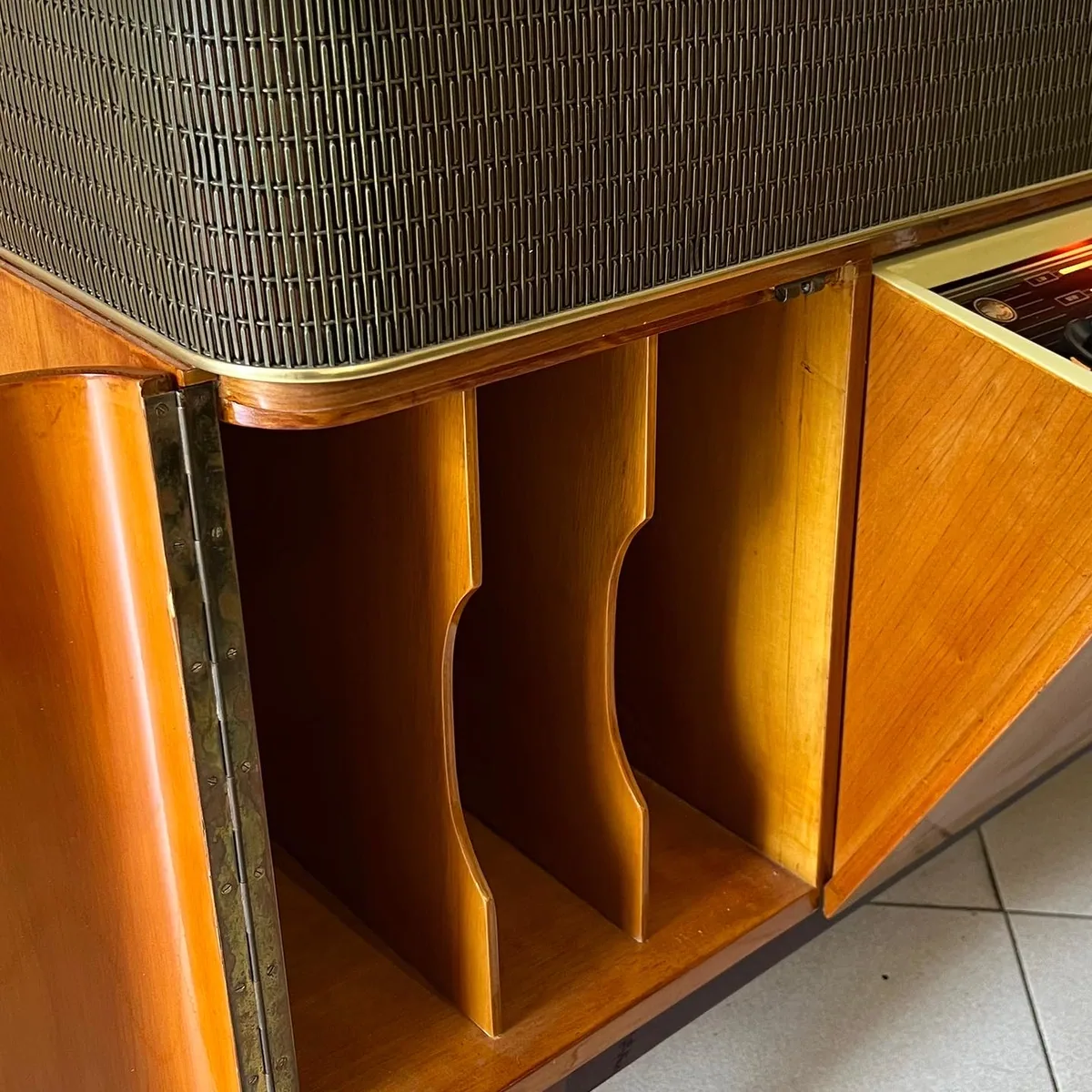 Interior de madera restaurado de una consola